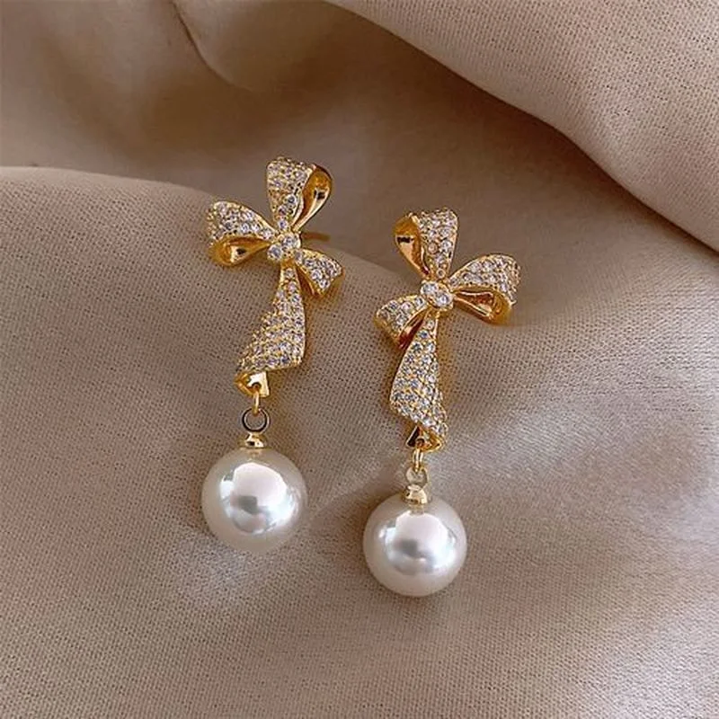 South Korea's New Luxury and Elegant Shiny Square Crystal Pendant Earrings Women's Party Daily Accessories
South Korea's New Luxury and Elegant Shiny Square Crystal Pendant Earrings Women's Party Daily Accessories