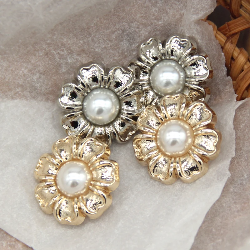 HENGC 20mm Pearl FLower Gold Metal Buttons For Clothing Vintage Women Coat Decorative DIY Crafts Sewing Accessories Wholesale
HENGC 20mm Pearl FLower Gold Metal Buttons For Clothing Vintage Women Coat Decorative DIY Crafts Sewing Accessories Wholesale