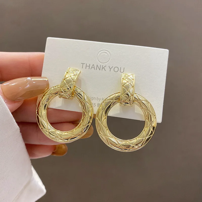 2021 минималистичные корейские классические бриллиантовые серьги, простые круглые темпераментные золотые металлические серьги для женщин и... 
2021 минималистичные корейские классические бриллиантовые серьги, простые круглые темпераментные золотые металлические серьги для женщин и...