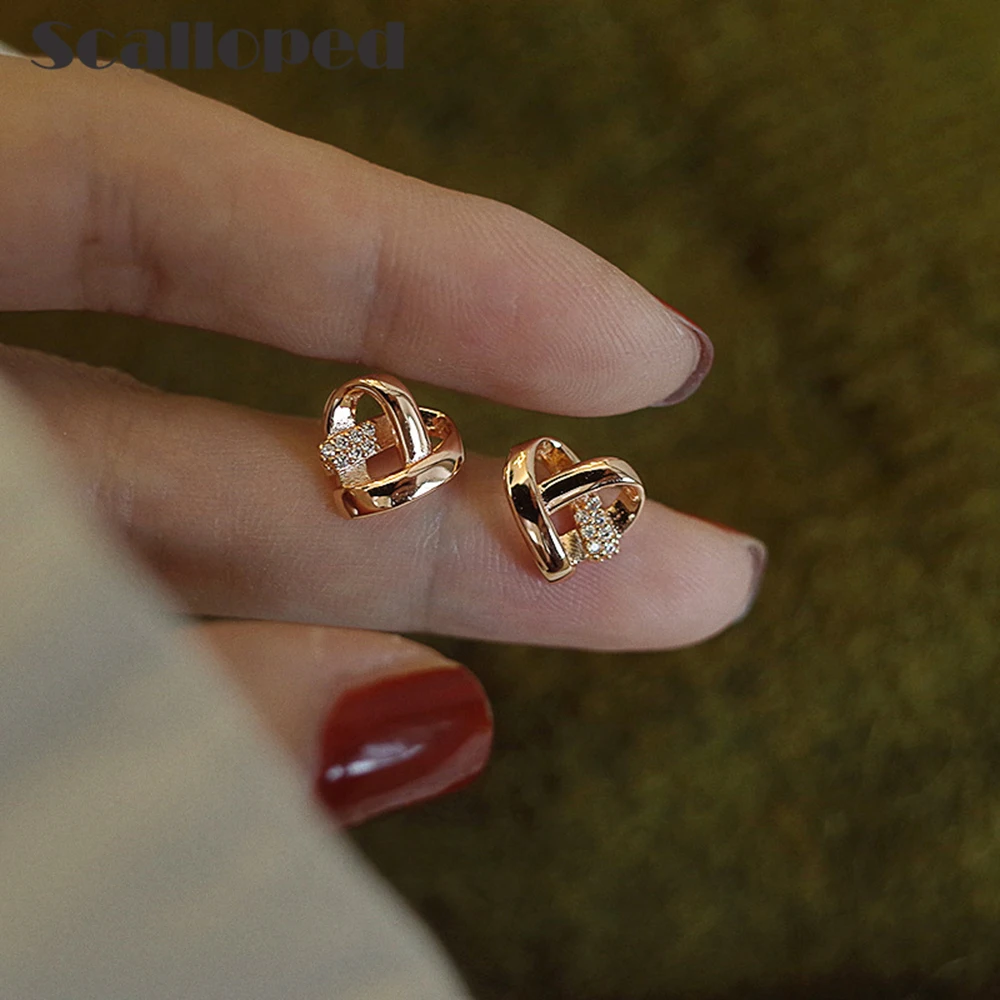 SCALLOPED Luxury Vintage Love Heart Stud Earring Sweet Girl Hollow Design Champagne Color Plated Copper Women Jewelry Brincos
SCALLOPED Luxury Vintage Love Heart Stud Earring Sweet Girl Hollow Design Champagne Color Plated Copper Women Jewelry Brincos
