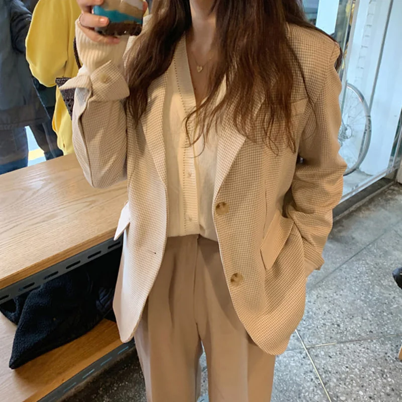 Женское короткое пальто на пуговицах, повседневный свободный костюм с длинным рукавом и отложным воротником в Корейском стиле на осень 
Женское короткое пальто на пуговицах, повседневный свободный костюм с длинным рукавом и отложным воротником в Корейском стиле на осень