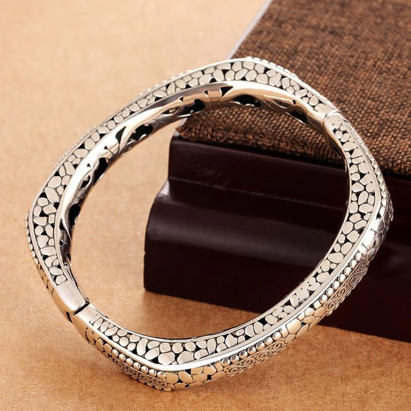 Creative new retro hollow Indonesian style craft square charm bracelet niche design ladies high-end jewelry jewelry
Creative new retro hollow Indonesian style craft square charm bracelet niche design ladies high-end jewelry jewelry