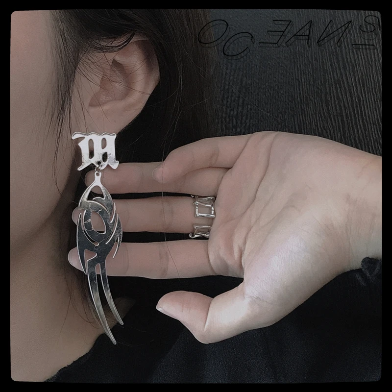SexMara 20FW New Punk Retro Cool Flame M-shaped Drop Earrings Titanium Steel Earring for Women Girls Men Jewelry Gift
SexMara 20FW New Punk Retro Cool Flame M-shaped Drop Earrings Titanium Steel Earring for Women Girls Men Jewelry Gift