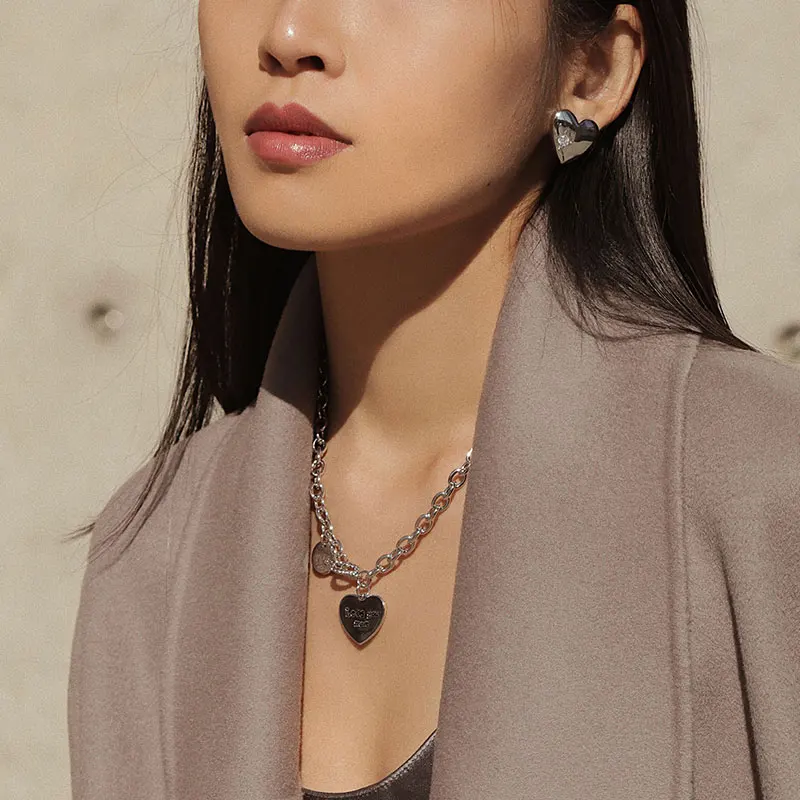 Love Necklace Ladies Light Luxury Niche Clavicle Chain Fashion Hip Hop Custom Sweater Accessories Jewelry Cool Style Makeup 
Love Necklace Ladies Light Luxury Niche Clavicle Chain Fashion Hip Hop Custom Sweater Accessories Jewelry Cool Style Makeup