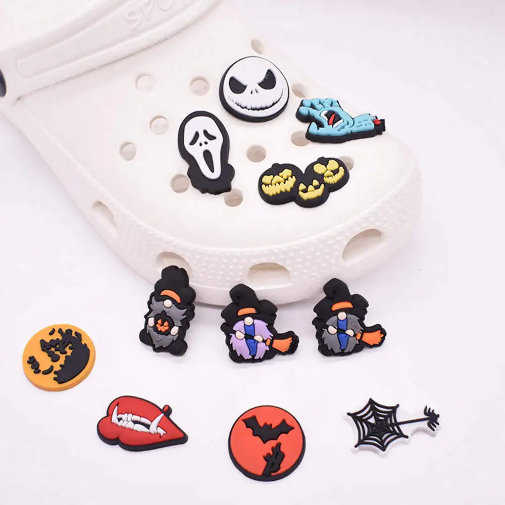 1pc Cute Halloween PVC JIBZ Croc Charms Decoration DIY Cartoon Gost Witches Bats Garden Shoe Accessories Kids Party Gifts
1pc Cute Halloween PVC JIBZ Croc Charms Decoration DIY Cartoon Gost Witches Bats Garden Shoe Accessories Kids Party Gifts