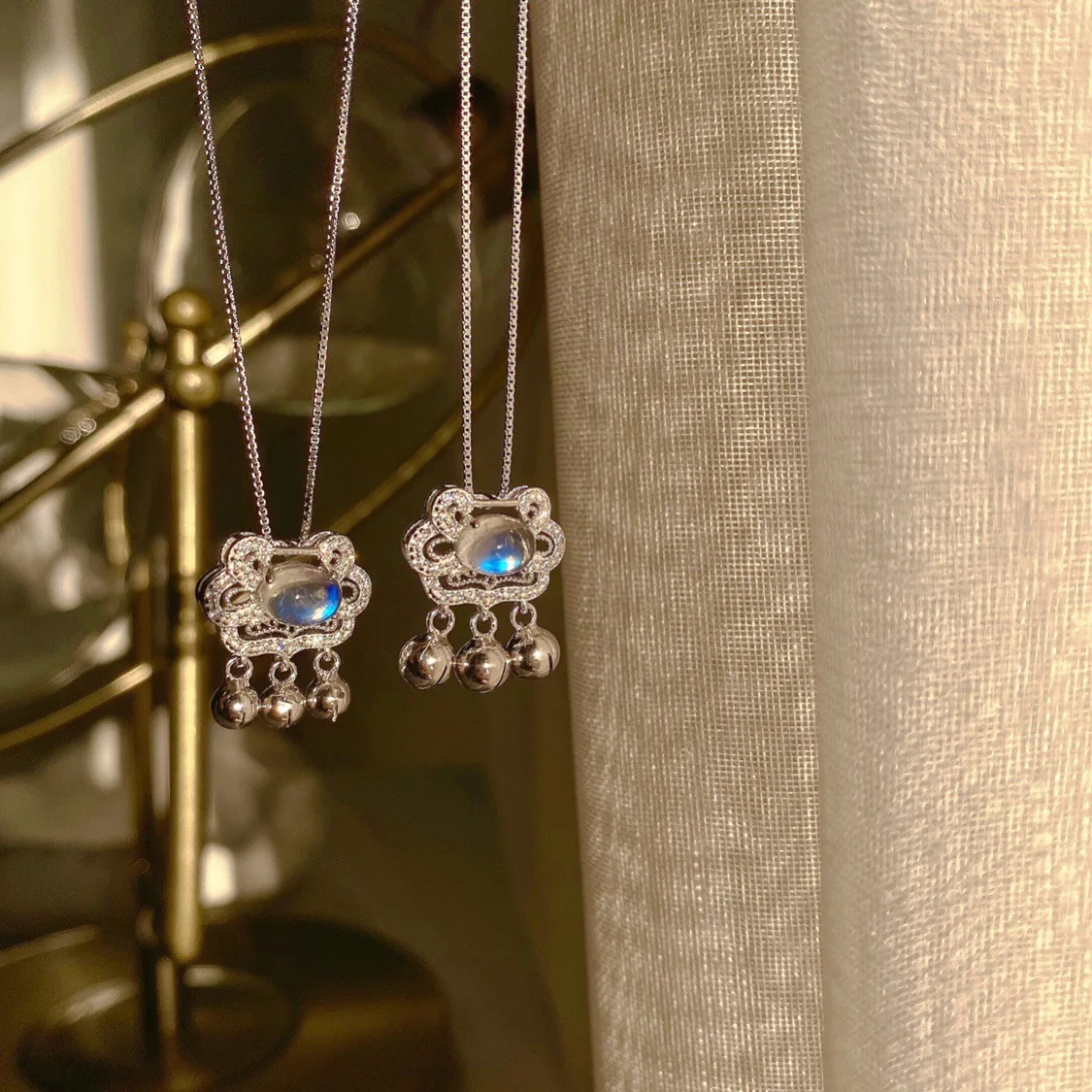 Moonstone Peace and Longevity Lock Necklace Female Simple Bells Wishful Lock Design Sense Ins Temperament Clavicle Chain
Moonstone Peace and Longevity Lock Necklace Female Simple Bells Wishful Lock Design Sense Ins Temperament Clavicle Chain