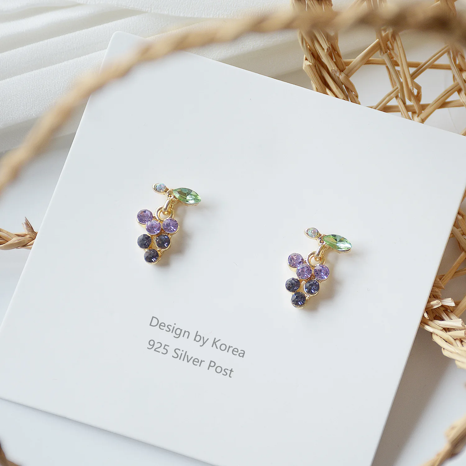 Japan and South Korea Purple Gradient Shining Crystal Grape Cute Exquisite Earrings For Women Zircon Stud Earrings Daily Jewelry
Japan and South Korea Purple Gradient Shining Crystal Grape Cute Exquisite Earrings For Women Zircon Stud Earrings Daily Jewelry