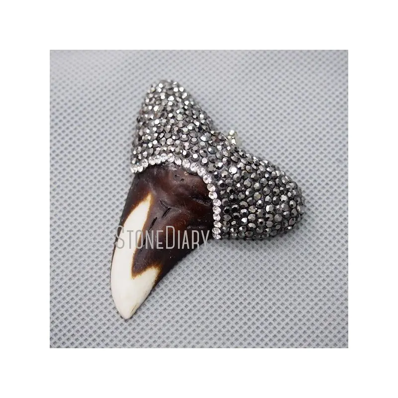 PM63 Natural Resin Shark Tooth Pendant With Black Rhinestone Real Shark Teeth Bohemian Boho Charms Pendants
PM63 Natural Resin Shark Tooth Pendant With Black Rhinestone Real Shark Teeth Bohemian Boho Charms Pendants