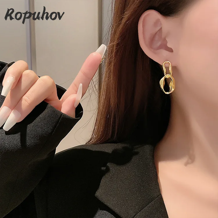 Ropuhov 2021 New S925 Silvery Woman Metal Irregular Double-ring Chain Simple Cold Wind Earrings
Ropuhov 2021 New S925 Silvery Woman Metal Irregular Double-ring Chain Simple Cold Wind Earrings