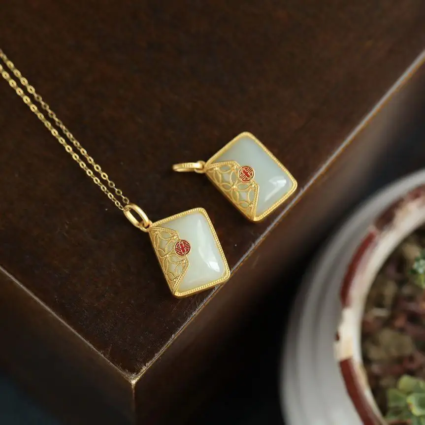 S925 Sterling Silver Gilding Inlaid Natural Hetian Jade Bag Hollow Enamel Lucky Pendant Retro Style Elegant Female
S925 Sterling Silver Gilding Inlaid Natural Hetian Jade Bag Hollow Enamel Lucky Pendant Retro Style Elegant Female