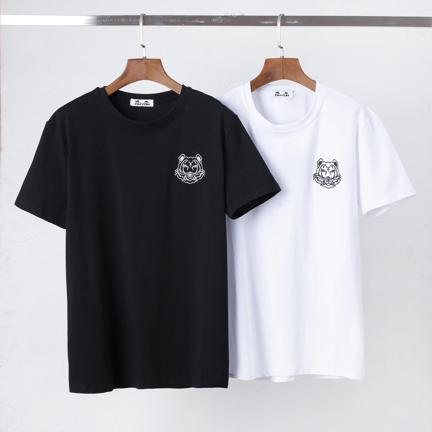 DUYOU Cotton T-shirt with Chest Tiger Embroidery Mens T Shirts Short Sleeve Tshirts Summer Hip Hop Tops Tees Streetwear 51496
DUYOU Cotton T-shirt with Chest Tiger Embroidery Mens T Shirts Short Sleeve Tshirts Summer Hip Hop Tops Tees Streetwear 51496