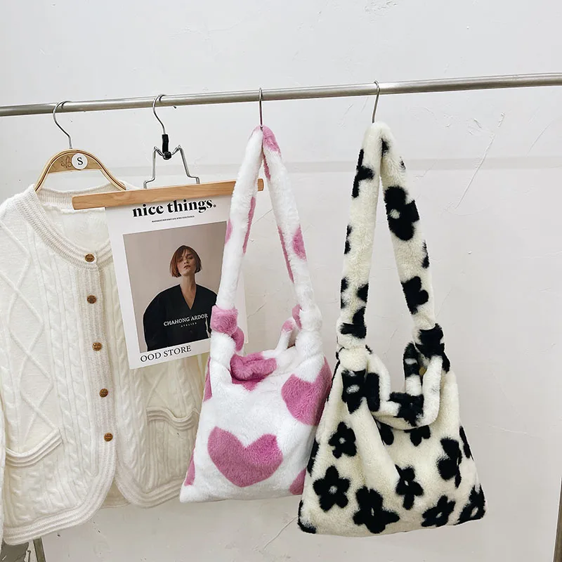 Casual Large Capacity Ladies Shoulder Bag Flower Love Heart Printed Messenger Bags Soft Warm Fluffy Tote Bag Female 2021
Casual Large Capacity Ladies Shoulder Bag Flower Love Heart Printed Messenger Bags Soft Warm Fluffy Tote Bag Female 2021