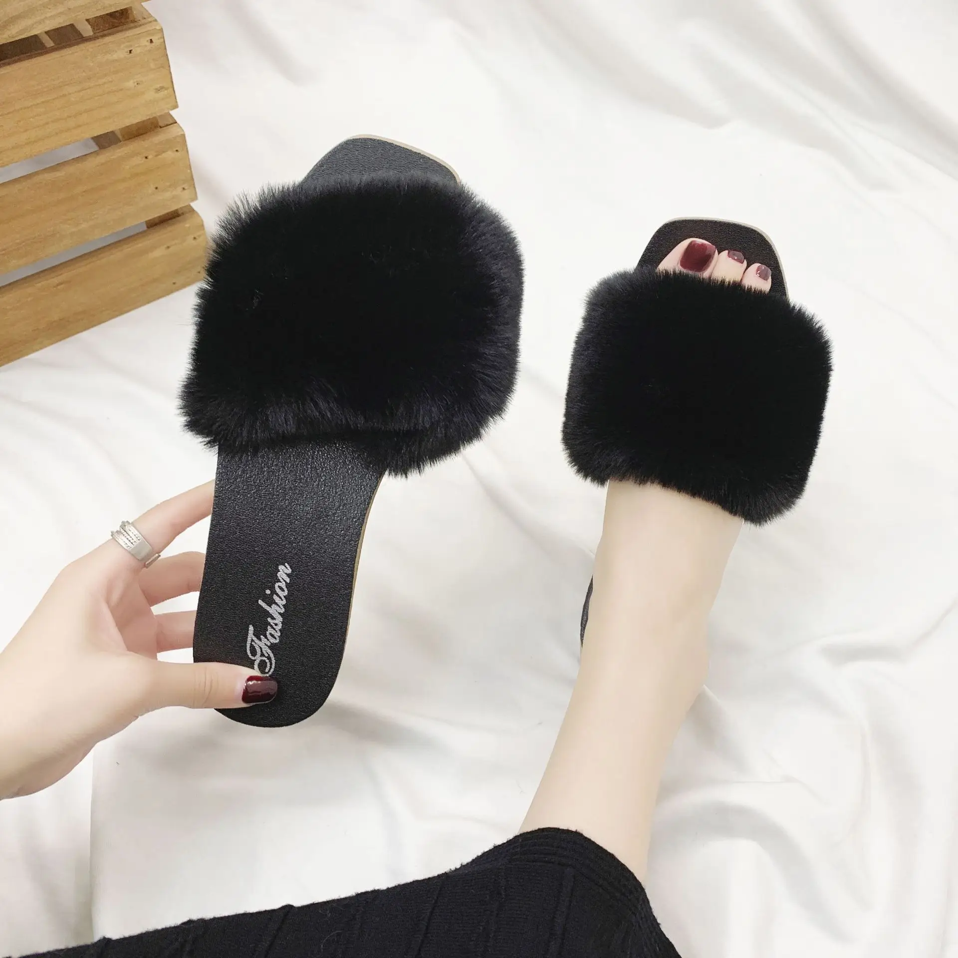 2020 Women Slippers Furry Fluffy Flat Shoes Winter Home Slippers Fashion Comfortable Candy Color Fur Slides Sandals buty damskie
2020 Women Slippers Furry Fluffy Flat Shoes Winter Home Slippers Fashion Comfortable Candy Color Fur Slides Sandals buty damskie