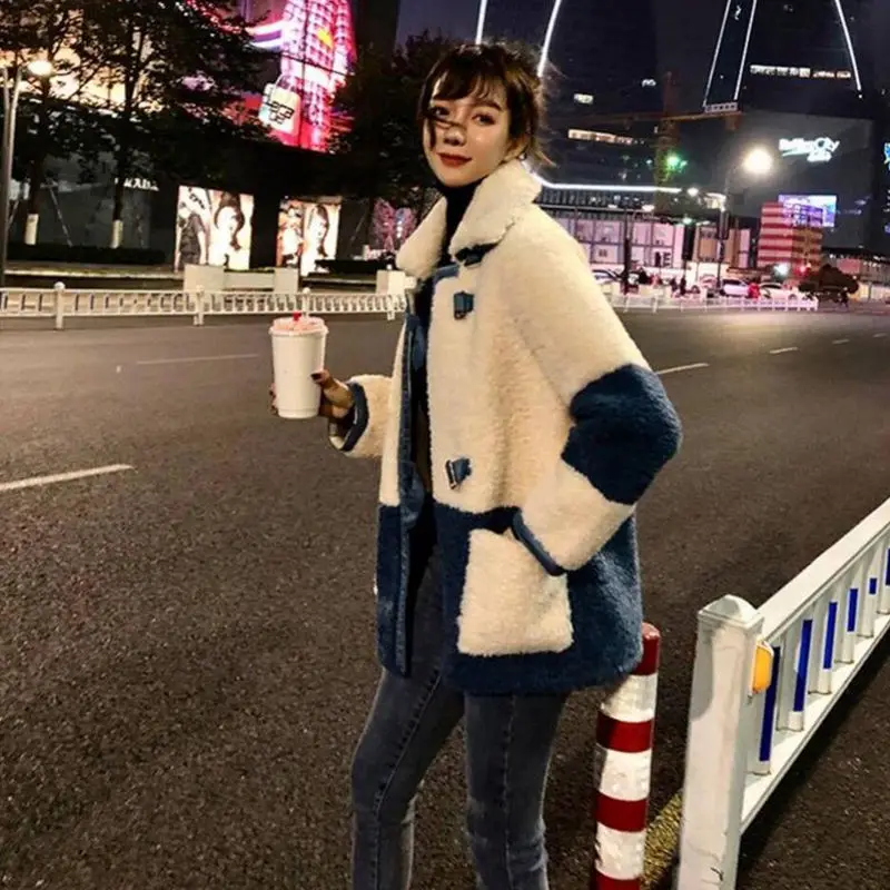 Elegant patchwork faux fur coat women 2021 winter warmth soft double breasted fur coat women plush coat with pockets
Elegant patchwork faux fur coat women 2021 winter warmth soft double breasted fur coat women plush coat with pockets