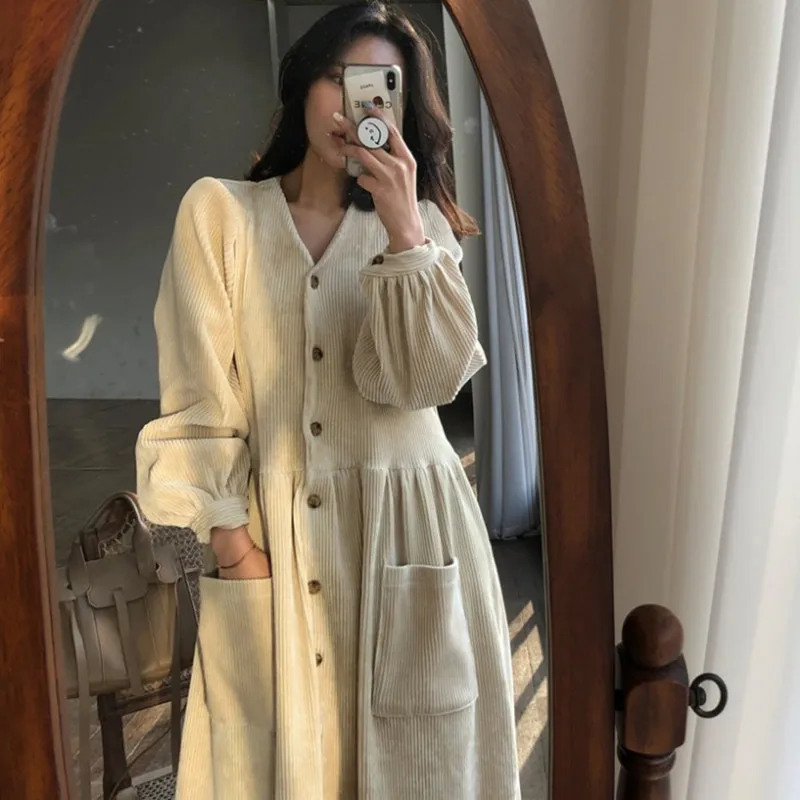 2021 Women Autumn Winter Vintage Long Dress Elegant Full Sleeve Single Breasted Tunic Casual Corduroy Dress with Pocket Vestidos
2021 Women Autumn Winter Vintage Long Dress Elegant Full Sleeve Single Breasted Tunic Casual Corduroy Dress with Pocket Vestidos