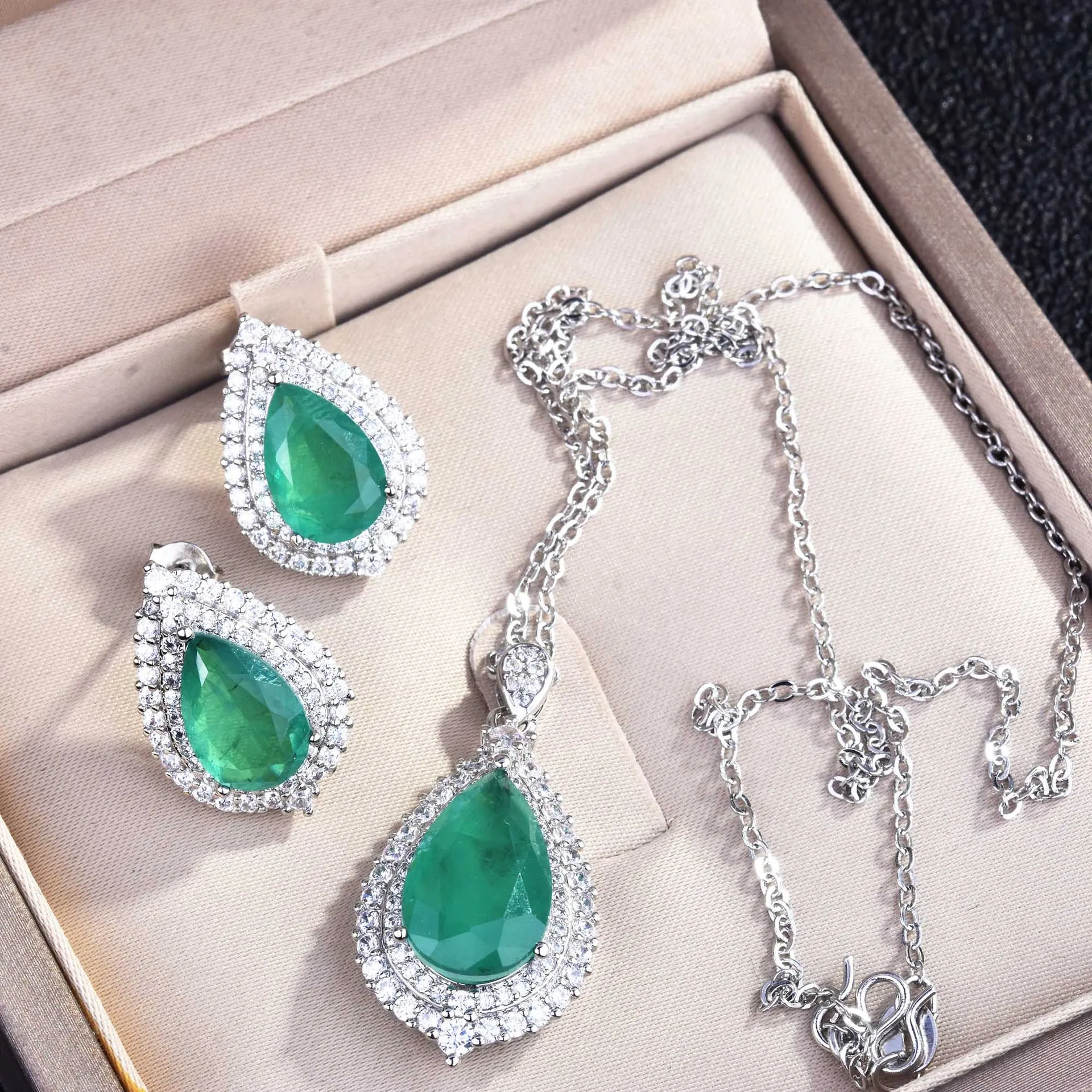 DIWENFU Genuine 925 Sterling Silver Real Emerald Necklace/Earrings Jewelry Sets Bohemia Silver 925 Jewelry Party Stud Orecchini
DIWENFU Genuine 925 Sterling Silver Real Emerald Necklace/Earrings Jewelry Sets Bohemia Silver 925 Jewelry Party Stud Orecchini