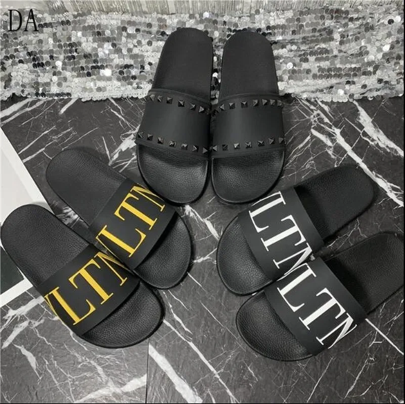 2021 New Designer Women Slippers Home Slippers Man Flat Bathroom Slippers Clogs Flat Sandal Shoes 45non-slip rivets flat sandals
2021 New Designer Women Slippers Home Slippers Man Flat Bathroom Slippers Clogs Flat Sandal Shoes 45non-slip rivets flat sandals