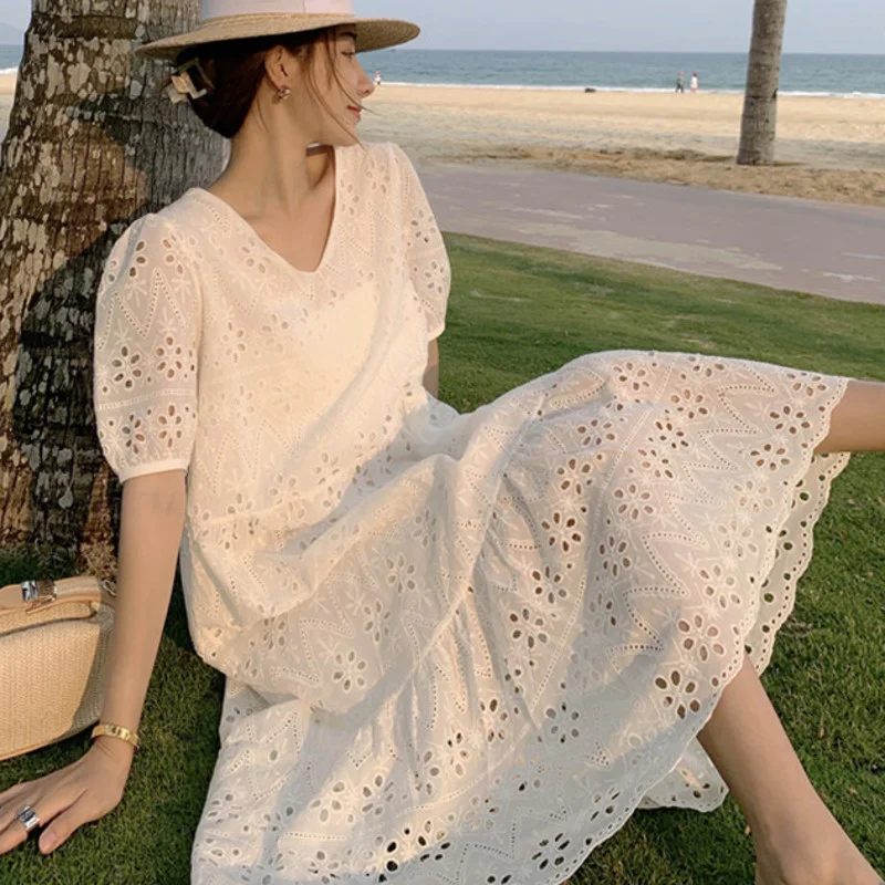 Vintage Women's Holiday Long Beach Dress Female 2021 Summer White V-neck Hollow Out Embroidery Casual Loose Dress Robe Femme
Vintage Women's Holiday Long Beach Dress Female 2021 Summer White V-neck Hollow Out Embroidery Casual Loose Dress Robe Femme