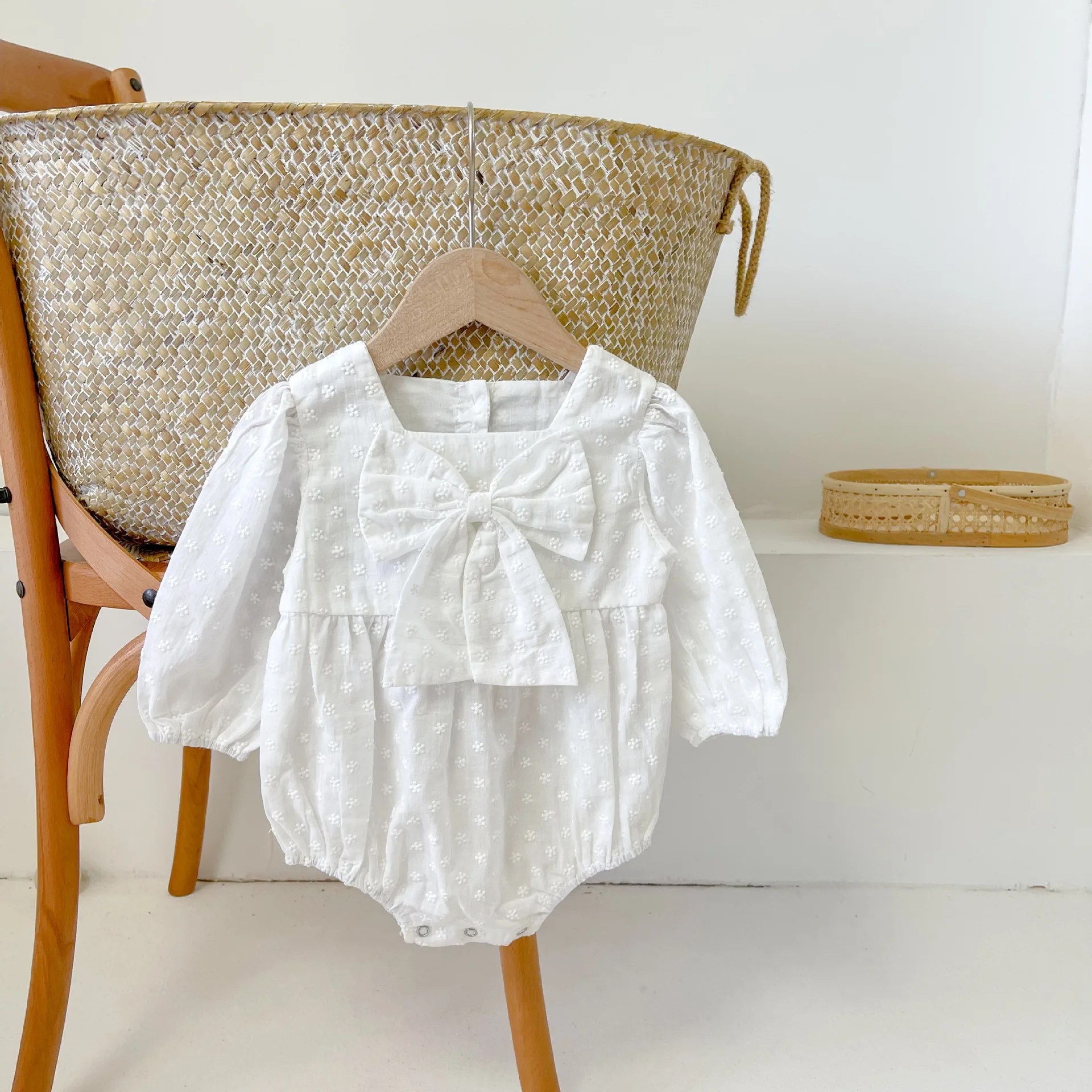 HoneyCherry 2022 Spring Solid Color Embroidered Big Bow Long Sleeve bodysuit baby girl floral bodysuit newborn clothes
HoneyCherry 2022 Spring Solid Color Embroidered Big Bow Long Sleeve bodysuit baby girl floral bodysuit newborn clothes
