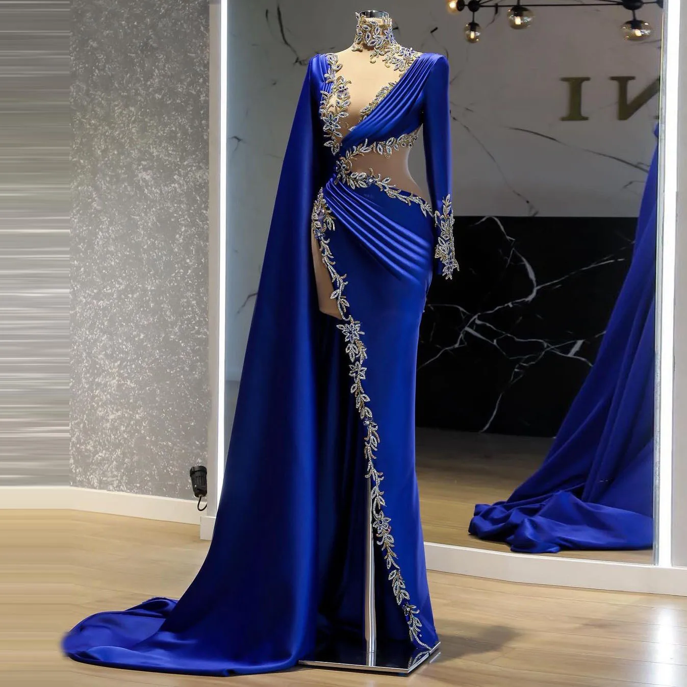 Blue Fashion Elegant Exquisite Evening Dress Floor Length V-Neck Crystals Applique Saudi Arabic Prom Dress Custom Made Plus Size
Blue Fashion Elegant Exquisite Evening Dress Floor Length V-Neck Crystals Applique Saudi Arabic Prom Dress Custom Made Plus Size