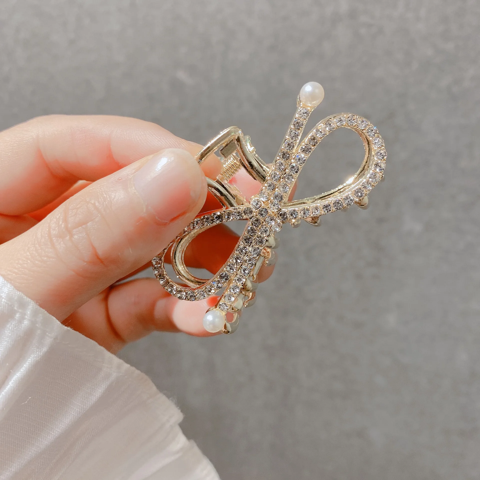 Korean Pearl Rhinestone Hair Claw for Women Creative Fishtail Scissors Star Moon Jewelry Hair Claws Wedding Hair Accessories
Korean Pearl Rhinestone Hair Claw for Women Creative Fishtail Scissors Star Moon Jewelry Hair Claws Wedding Hair Accessories