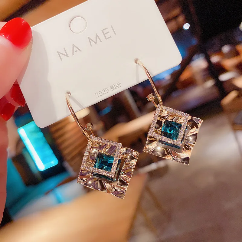 New simple metal geometric inlaid zircon earrings female trend Korean style temperament net red earrings wholesale
New simple metal geometric inlaid zircon earrings female trend Korean style temperament net red earrings wholesale
