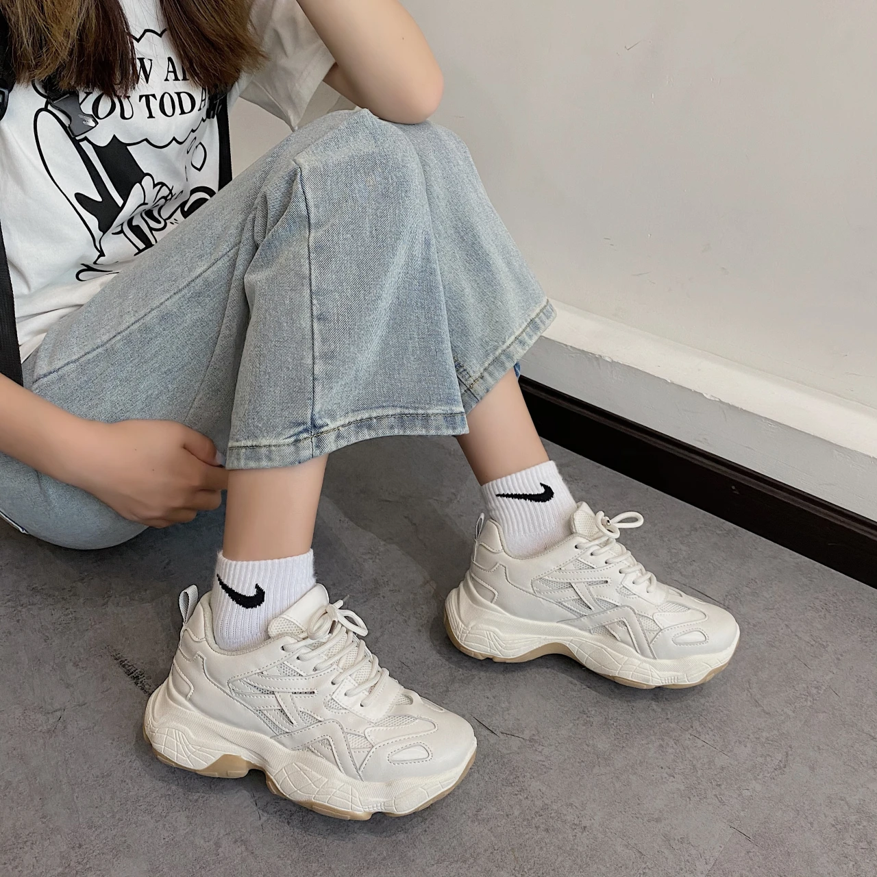 Woman Chunky Sneakers INS Fashion Women Platform Dad Shoes Lace Up Fmale Trainers Tenis Masculino Retro Style Casual Footwear
Woman Chunky Sneakers INS Fashion Women Platform Dad Shoes Lace Up Fmale Trainers Tenis Masculino Retro Style Casual Footwear