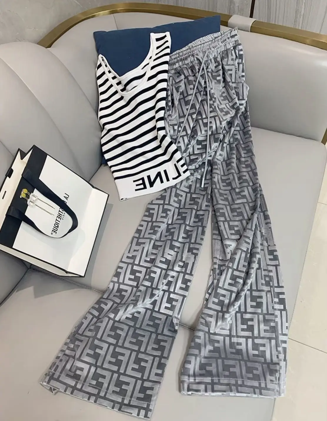 2021 Summer Women's Casual Pants Wide-leg Pants Thin Straight Drape Comfortable And Fashionable Temperament Mopping Pants
2021 Summer Women's Casual Pants Wide-leg Pants Thin Straight Drape Comfortable And Fashionable Temperament Mopping Pants