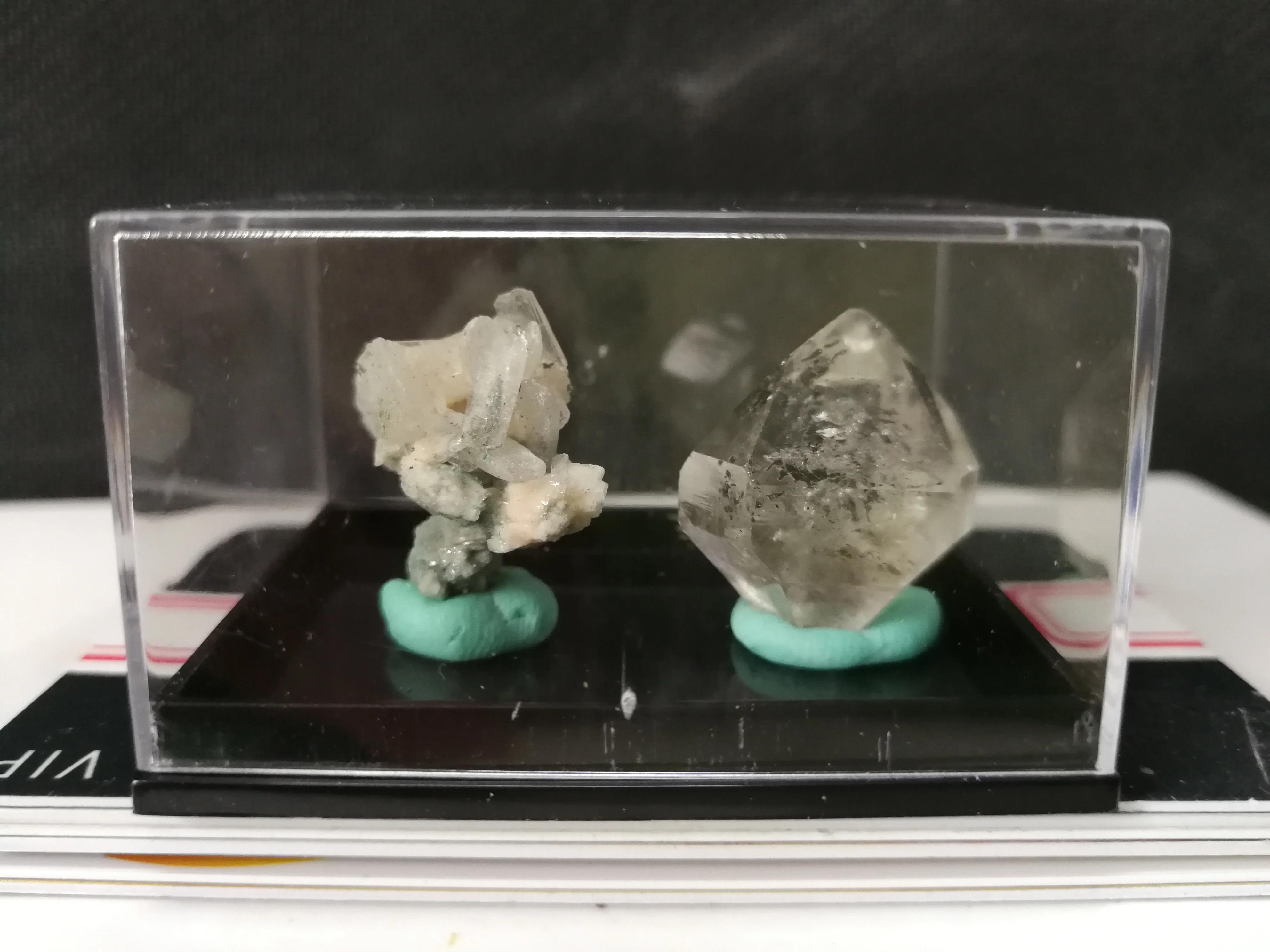 21.0gNatural purple crystal group, green ghost pyramid, mineral crystal specimen box
21.0gNatural purple crystal group, green ghost pyramid, mineral crystal specimen box