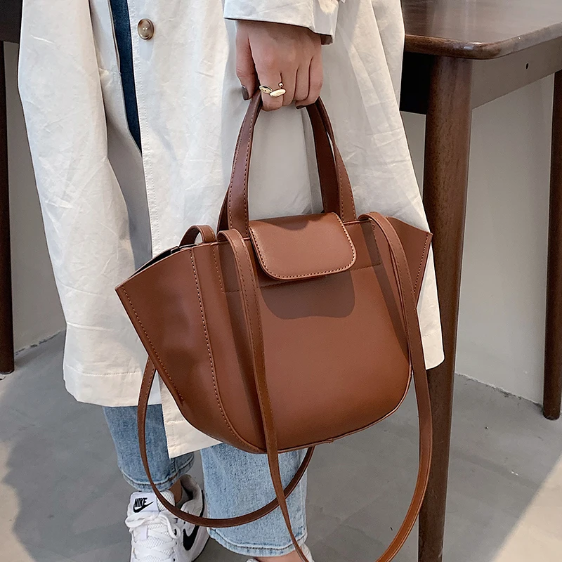 2022 Vintage Wing shape Large Tote bag New High-quality PU Leather Women's Designer Handbag Luxury brand Shoulder Messenger Bag
2022 Vintage Wing shape Large Tote bag New High-quality PU Leather Women's Designer Handbag Luxury brand Shoulder Messenger Bag