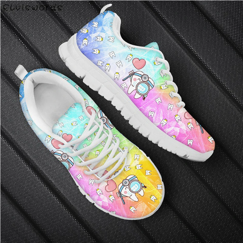 Кроссовки ELVISWORDS женские, милые дышащие, с мультяшным принтом зубов, плоская подошва, модные легкие спортивные, для фитнеса
Кроссовки ELVISWORDS женские, милые дышащие, с мультяшным принтом зубов, плоская подошва, модные легкие спортивные, для фитнеса