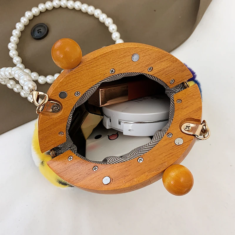 New Fashion Shoulder Bags for Women Quality Wood Female Hand Bag Bead Chain Shoulder Strap Hobos Plush Material Cross Body Bag
New Fashion Shoulder Bags for Women Quality Wood Female Hand Bag Bead Chain Shoulder Strap Hobos Plush Material Cross Body Bag