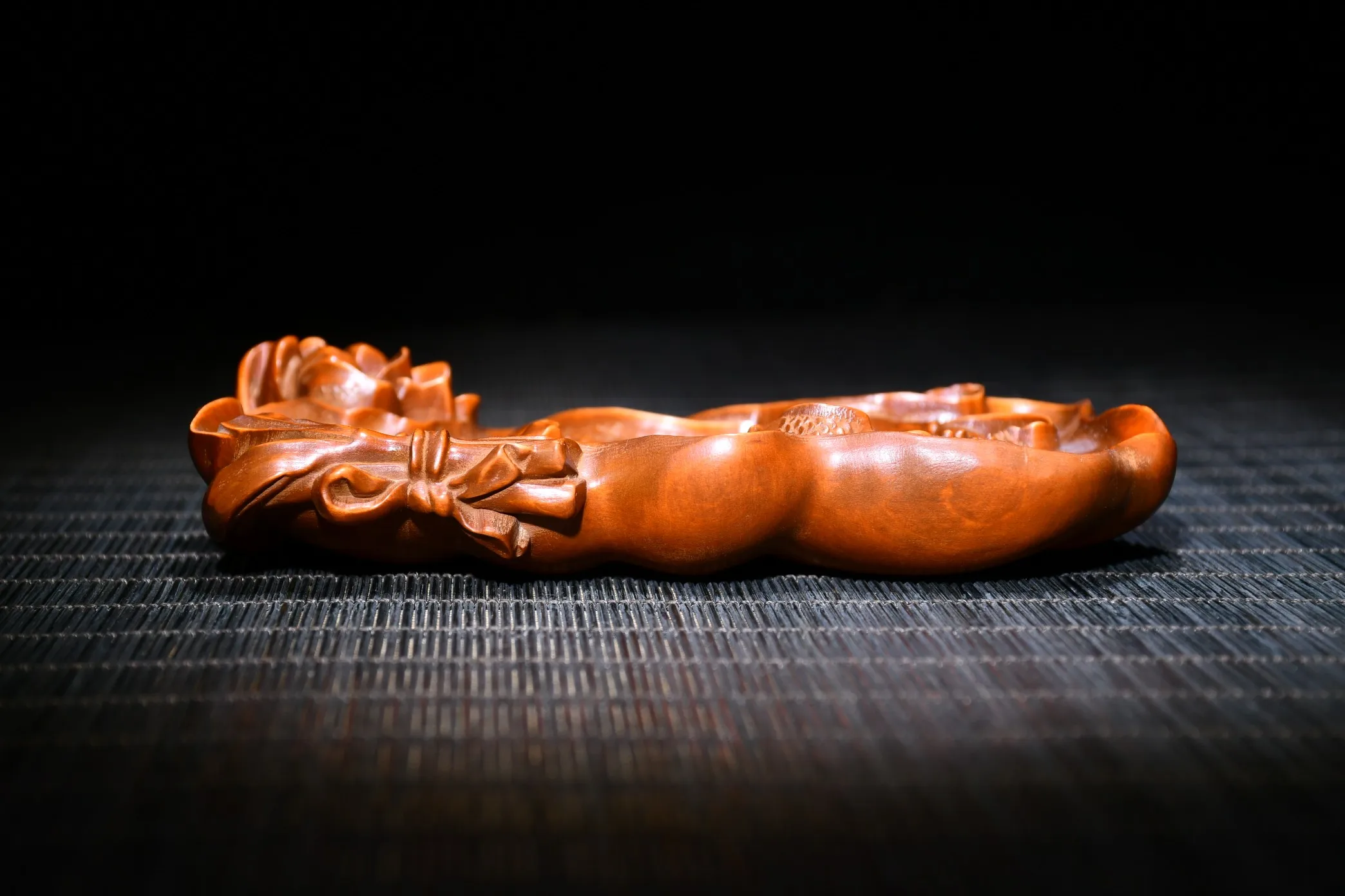 5"China Folk Collection Old Boxwood Bat statue frog fish Jin Yu Man Tang Pen wash Inkstone Office Ornaments Town House Exorcism
5"China Folk Collection Old Boxwood Bat statue frog fish Jin Yu Man Tang Pen wash Inkstone Office Ornaments Town House Exorcism
