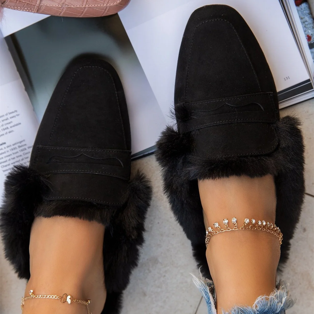 Autumn and winter Baotou hairy slippers, square-toe flat-bottomed women cotton slippers, women slip-on slippers women shoes
Autumn and winter Baotou hairy slippers, square-toe flat-bottomed women cotton slippers, women slip-on slippers women shoes