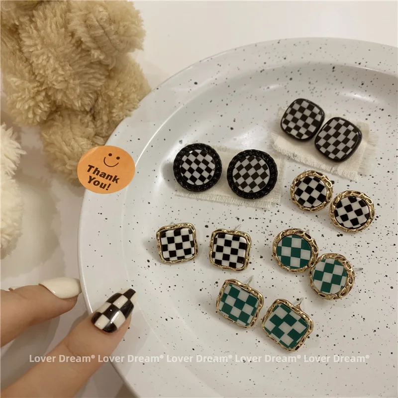Women's Vintage Black White Metal Acrylic Checkerboard Earrings Fashion Metal Frame Geometric Earrings Girl Daily Accessories
Women's Vintage Black White Metal Acrylic Checkerboard Earrings Fashion Metal Frame Geometric Earrings Girl Daily Accessories