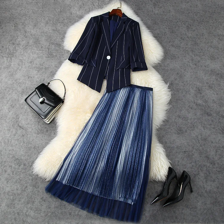 Женская одежда в европейском и американском стиле новинка зима 2021 стильное пальто в полоску с пятиконечными рукавами плиссированная газов... 
Женская одежда в европейском и американском стиле новинка зима 2021 стильное пальто в полоску с пятиконечными рукавами плиссированная газов...