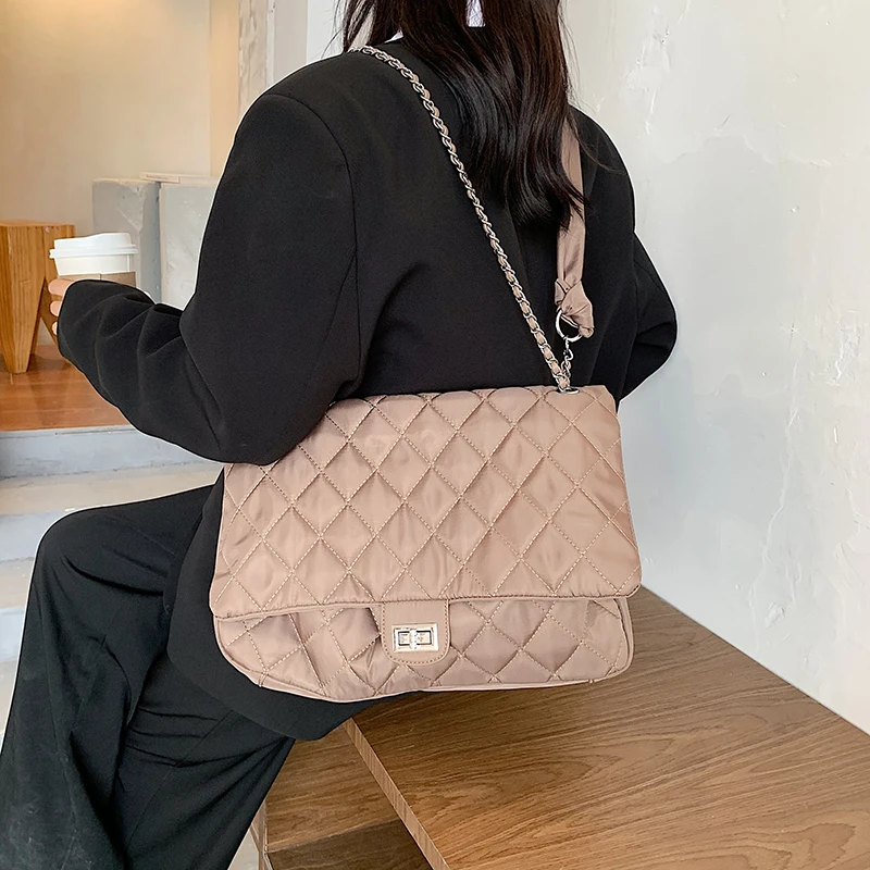 STILINSKI Black Quilted Retro Large-Capacity Bag Women's Bag Handbags Fashion All-Match Simple Shoulder Bag Casual Tote Bag
STILINSKI Black Quilted Retro Large-Capacity Bag Women's Bag Handbags Fashion All-Match Simple Shoulder Bag Casual Tote Bag