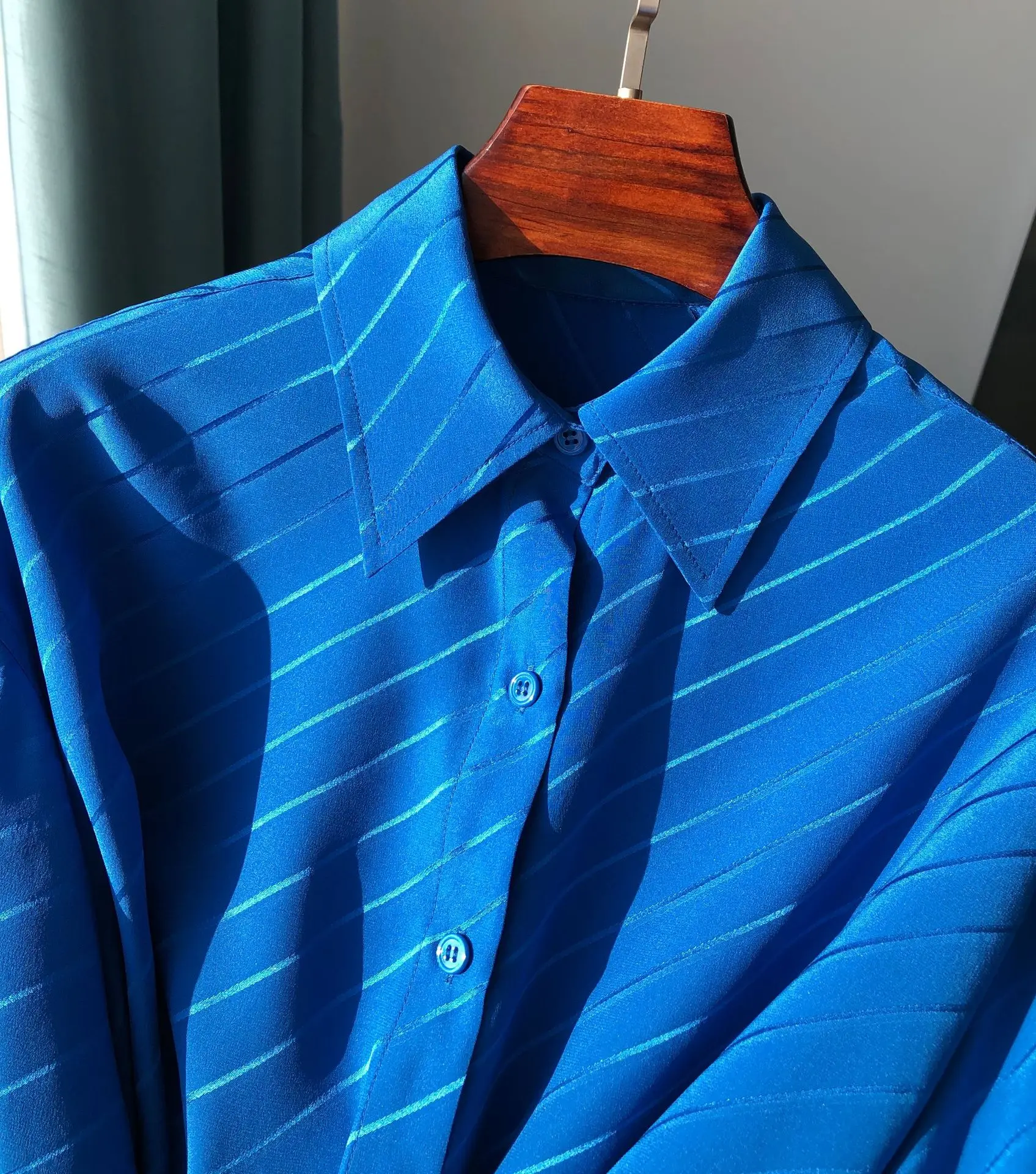 2021 Early Spring New Water Wave Twill Jacquard Loose and Versatile Single-breasted Long-sleeved Lapel Silk Shirt
2021 Early Spring New Water Wave Twill Jacquard Loose and Versatile Single-breasted Long-sleeved Lapel Silk Shirt