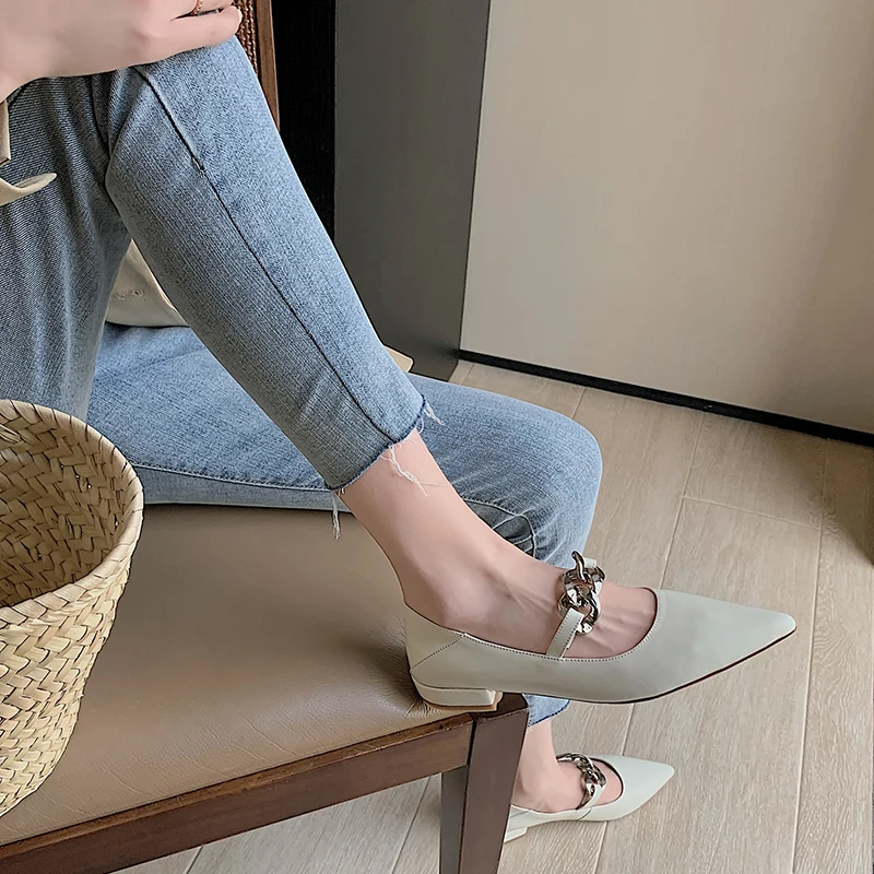 QUTAA 2021 Metal Decoration Pointed Toe Square Heel Women Shoes Spring Summer Soft Cow Leather Slip On Female Pumps Size34-40
QUTAA 2021 Metal Decoration Pointed Toe Square Heel Women Shoes Spring Summer Soft Cow Leather Slip On Female Pumps Size34-40