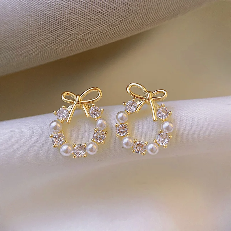 Trendy Luxury Bowknot Inlaid Pearl Dazzling Zircon Garland Shape Ear-Studs Cute C Earrings Charm Brincos Jewelry Gifts For Women
Trendy Luxury Bowknot Inlaid Pearl Dazzling Zircon Garland Shape Ear-Studs Cute C Earrings Charm Brincos Jewelry Gifts For Women