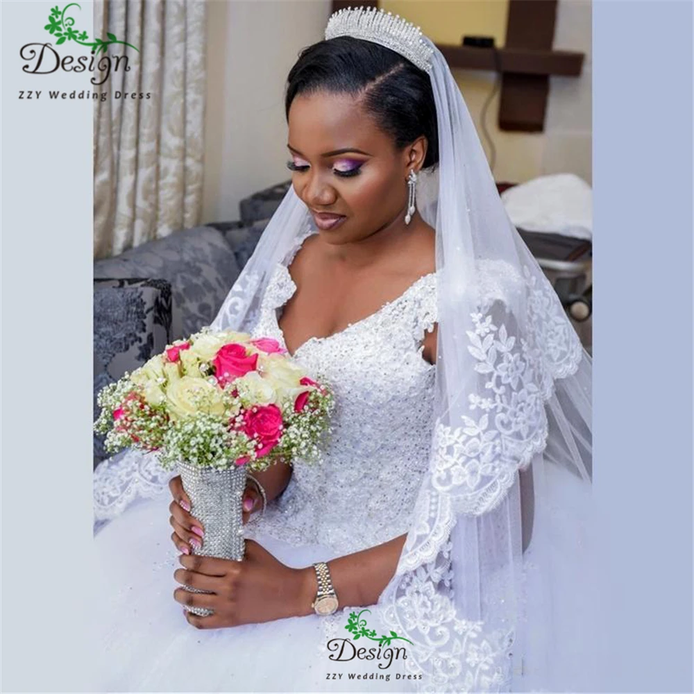 Luxurious CathedralTrain Ball Gown White Wedding Dress Deep V Neck Spaghetti Straps Appliques Beading Exquisite Bridal Dresses
Luxurious CathedralTrain Ball Gown White Wedding Dress Deep V Neck Spaghetti Straps Appliques Beading Exquisite Bridal Dresses