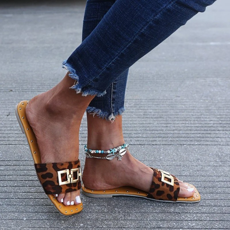 Women's Slippers Summer New Fashion Flat Bottomed Liuding Metal Buckle Beach Shoes Plus Size European American Leisure Slippers 
Women's Slippers Summer New Fashion Flat Bottomed Liuding Metal Buckle Beach Shoes Plus Size European American Leisure Slippers