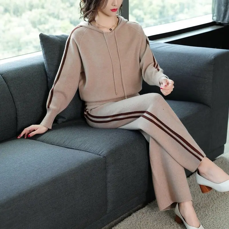 Autumn and Winter New Sweater Wide Leg Pants Suit Leisure Middle Aged Women's Fashion Foreign Style Sports Autumn Wear
Autumn and Winter New Sweater Wide Leg Pants Suit Leisure Middle Aged Women's Fashion Foreign Style Sports Autumn Wear