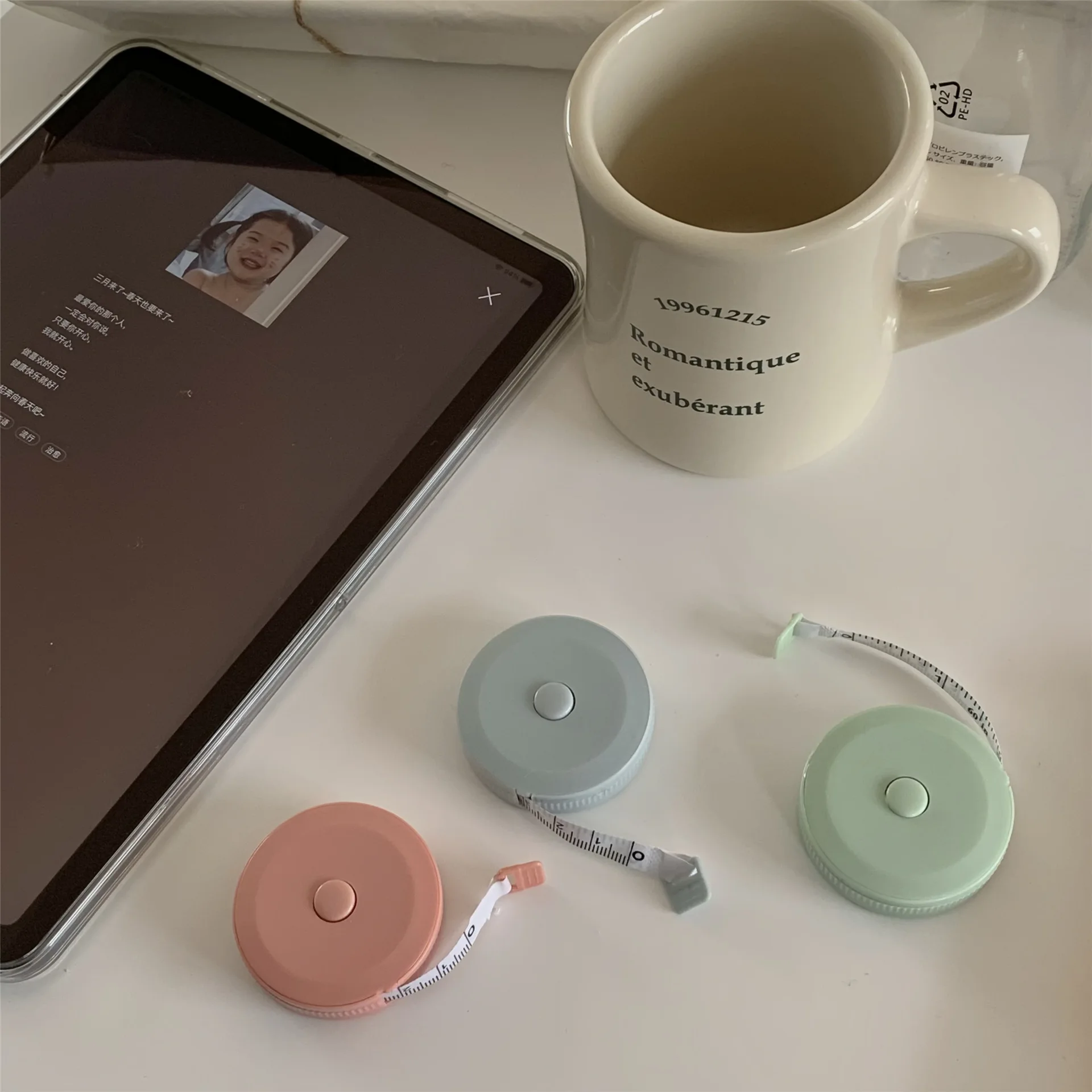 Candy-colored mini tape measure, portable button, stretch ruler, soft leather ruler, clothing ruler
Candy-colored mini tape measure, portable button, stretch ruler, soft leather ruler, clothing ruler