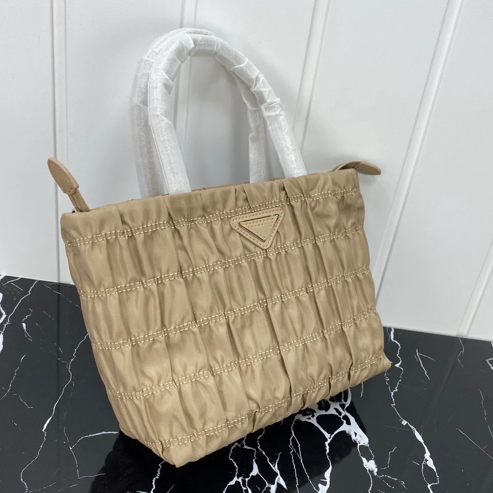 Drape Women's bag this year love a sportsexy style bag import fabric lightweight and simple design
Drape Women's bag this year love a sportsexy style bag import fabric lightweight and simple design