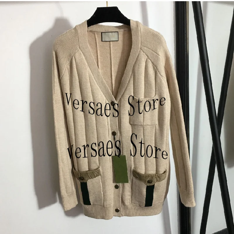 2021 luxury design high-end fashion women's single breasted long sleeved cardigan temperament versatile V-neck wool knitted coat
2021 luxury design high-end fashion women's single breasted long sleeved cardigan temperament versatile V-neck wool knitted coat