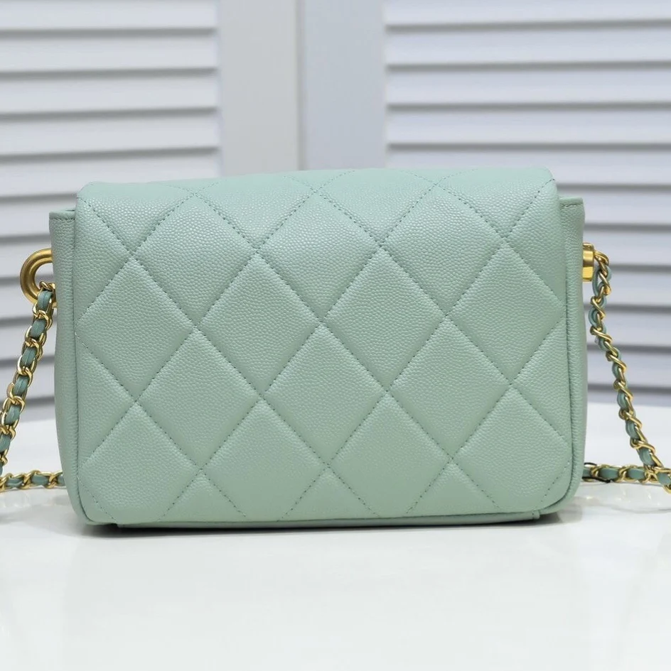 High-quality luxury brand recently exploded mini cowhide classic diamond ladies shoulder bag.
High-quality luxury brand recently exploded mini cowhide classic diamond ladies shoulder bag.