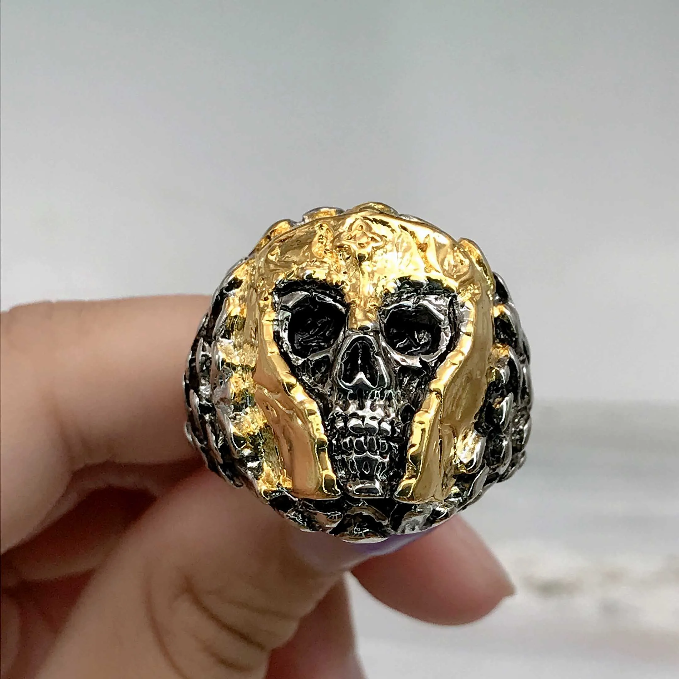 Punk Skull Mask Rings Male Fashion Europe America Style Two Tone Jewelry Vintage Gothic Finger Ring For Men Wedding Rock Party
Punk Skull Mask Rings Male Fashion Europe America Style Two Tone Jewelry Vintage Gothic Finger Ring For Men Wedding Rock Party
