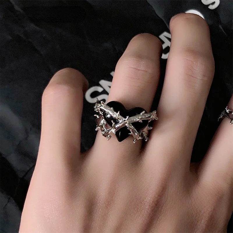 2021 New Personality Design Punk Gothic Thorns Black Silver Color Heart Metal Opened Ring For Women Girls Party Jewelry
2021 New Personality Design Punk Gothic Thorns Black Silver Color Heart Metal Opened Ring For Women Girls Party Jewelry