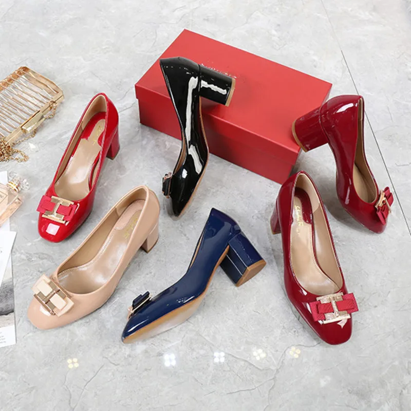 2021 Spring and Autumn women's shoes bow thick heel High Heel I-buckle single shoe Round toe patent leather medium heel red
2021 Spring and Autumn women's shoes bow thick heel High Heel I-buckle single shoe Round toe patent leather medium heel red